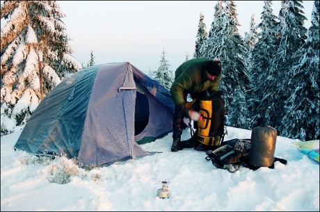 25. 2. 2001. Balíme po vydařeném noclehu v 1.304 m n. m. Teplota klesla někam mezi - 15 až - 20° C.