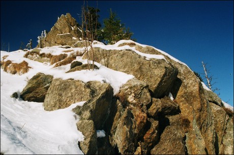30. 1. 2011. Kamenná brána - 1.179 m n. m. s vyčnívajícím skalním hrotem.