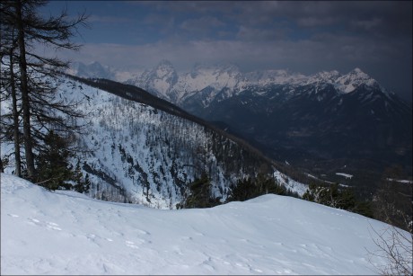 Výhled na Spitzmauer - 2.442 m n. m. a Priel - 2.515 m n. m s hřebenem zakončeným Kleiner Prielem - 2.134 m n. m.