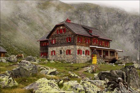 Chata Arthur von Schmid Haus je postavená ve výšce 2.272 m n. m. na břehu jezera Dösener.