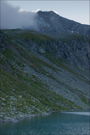 Säuleck vysoký 3.086 metrů nad hladinou jezera ve výšce 2.267 m n. m.