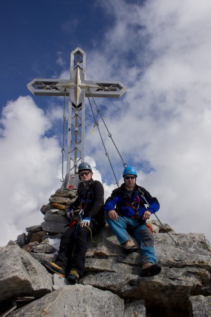 Tradiční vrcholová fotka u kříže ve výšce 3.360 m n. m.
