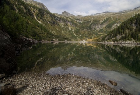 Závěr údolí s vodou přehrady  Speicher Göβkar ve výšce 1.704 m n. m.