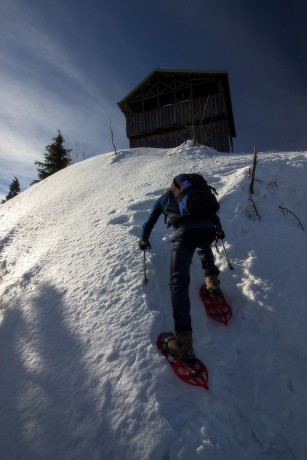 23. 2. 2019. Chata na Ostrém na dosah a poslední záběry ve stráni. Čeká nás kota 1.293 metrů.