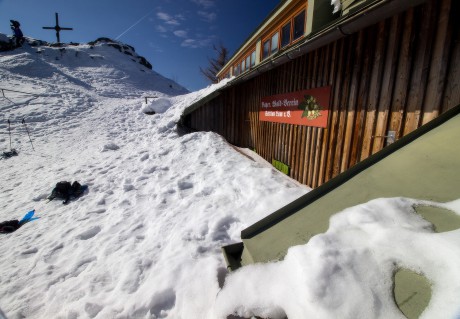 23. 2. 2019. Sněhem zasypaná chata Osserschutzhaus.