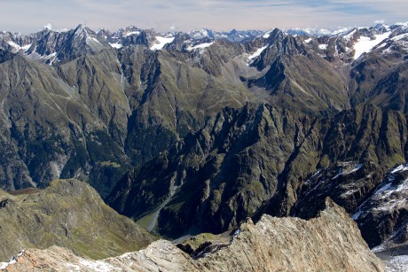 Pohled na Ötztalské Alpy na východě přes údolí Ötztal.