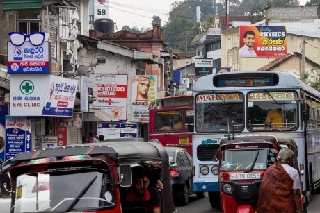 Ulice Colombo-Kandy Road v Kandy v blízkosti hinduistického chrámu Pillaiyar Kovi.