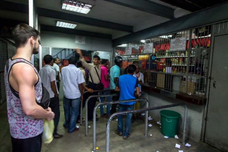 Prodej alkoholu v Kandy.