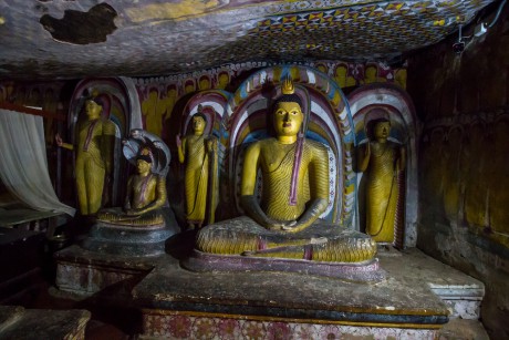Buddhové v jeskynním chrámu u Dambully.