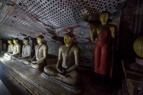 Buddhů se tu sešlo více než hodně. Spoustu jich pohodlně sedí.