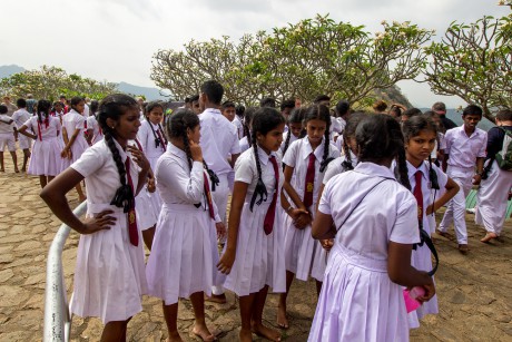 Stejně jako na Sigiriyi jsme i tady obklopeni davy školáků.