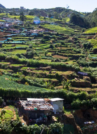 Skromnější osídlení odlehlé horské krajiny.