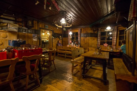 Večer na chatě Edelraute v nadmořské výšce 1.725 metrů.