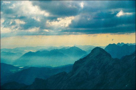 Pohled do dáli k vrcholu Alpspitze.