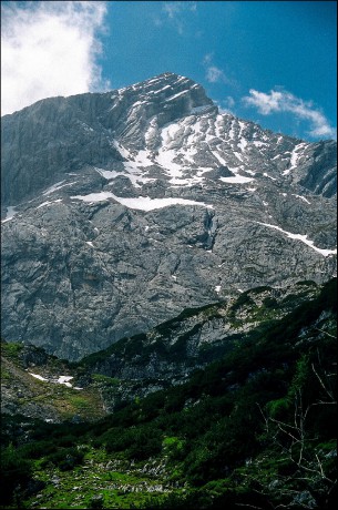 Alpspitze se svojí 600 m vysokou stěnou.