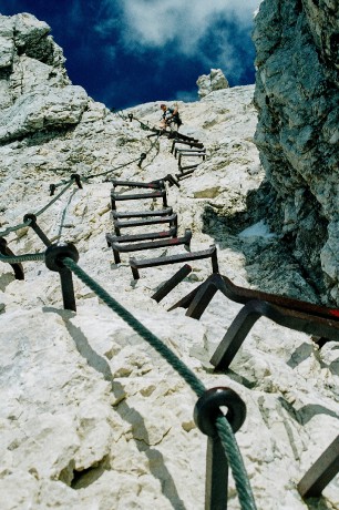 Z výstupu na Alpspitze. Kovových kramlí upevnili do skály zbytečně moc.