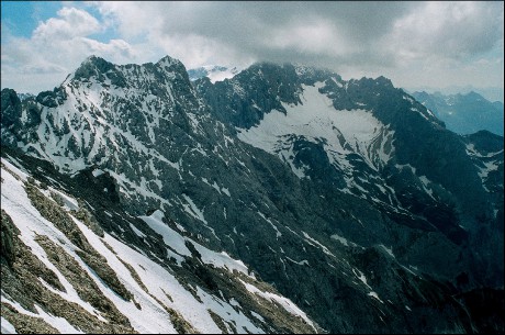 Zugspitze s Höllentalspitzem a 5 km dlouhým hřebenem s cestou Jubiläumsgrat.