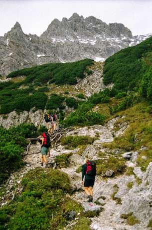 Na rozcestí v 1.530 m n. m. v nástupu pod zajištěnou cestu.