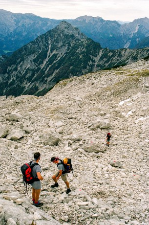 Někde 1.800 - 1.900 m vysoko při nástupu do zajištěné cesty.
