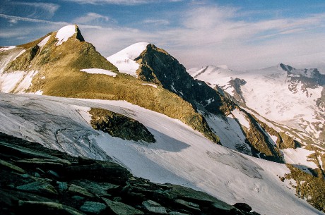 V popředí je Bratschenkopf - 3.412 m n. m. s Klockerinem - 3.422 m n. m.
