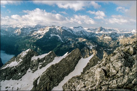 Pohled hlouběji do hor směrem k Schönfeldspitzu.