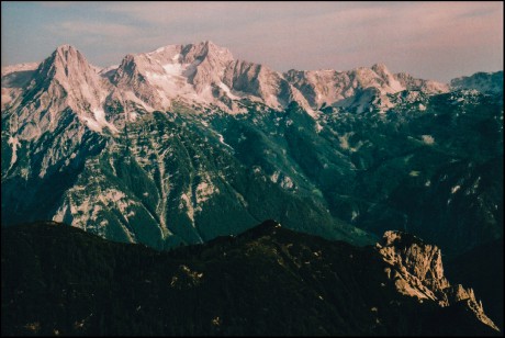 Výhled na nejvyšší vrcholy Mrtvých hor.