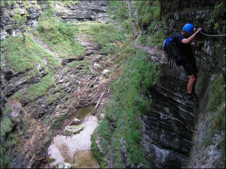 Zajištěná cesta Postalmklamm v soutěsce potoka Weislergraben.