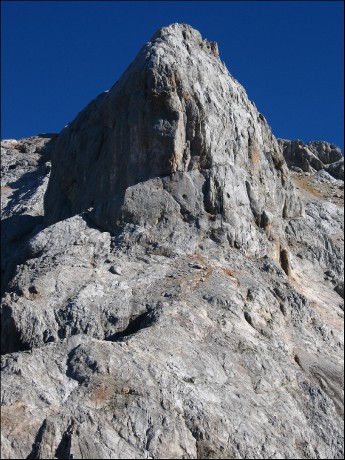 Další ze skalních věží se jmenuje Kemätstein - 2.772 m n. m.
