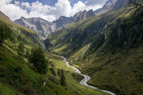 Údolí potoka Gliderbach v Zillertalských Alpách.