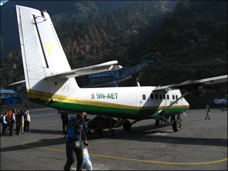 Twin Otter na letišti v Lukle 2.840 m n. m.