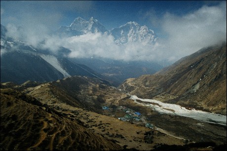Kangtega - 6.783 m n. m. a Thamserku - 6.681 m n. m. s vesnicí Phortse dole pod námi.
