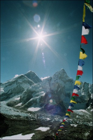 Mount Everest - 8.850 m n. m. a Nuptse - 7.864 m n. m. z Kalla Pattaru.