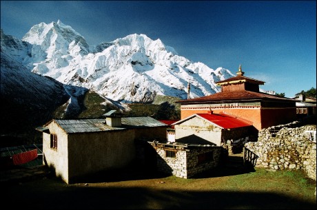 Klášter v Pangboche - 4.020 m n. m. s Kangtegou a Thamserku.