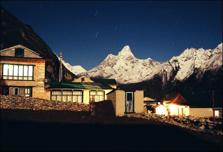 Ama Dablam z Khumjungu - 3.790 m n. m. osvětlený Měsícem 1 den před úplňkem ve 3 hodiny 6 - 7 minutovou expozicí.