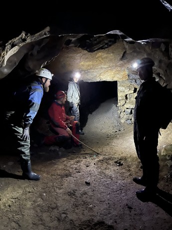 V temnotě jeskyně Býčí skály.