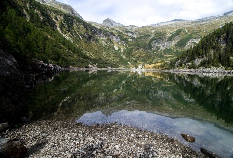 Závěr údolí s vodou přehrady Speicher Göβkar ve výšce 1.704 m n. m.