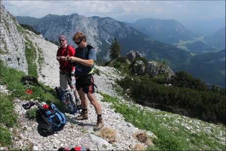 Pod stěnou pod začátkem zajištěné cesty.