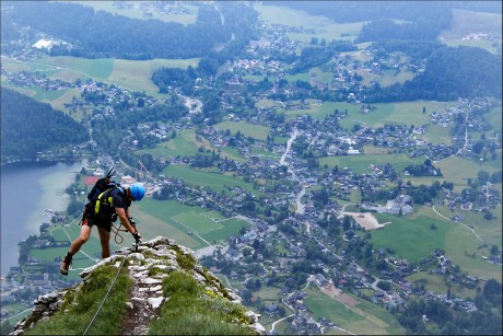 Míra se po hodině konečně vynořil přes hranu.
