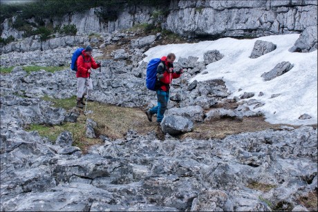 Pokračujeme do hloubky špatně prostupné plošiny zarostlé kosodřevinou.