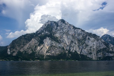 Traustein vysoký 1.691 metrů nad jezerem Traunsee s hladinou v nadm. výšce 423 metrů.