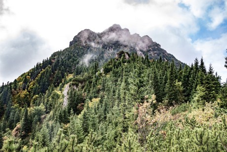 Okamžik, kdy se na nepatrnou chvíli ukázal Velký Rozsutec vysoký 1.610 m.