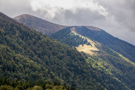 V popředí je svah Stohu vysokého 1.607 metrů.