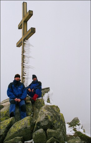 Sedíme na vrchol Ďumbiera ve výšce 2.043 m n. m.
